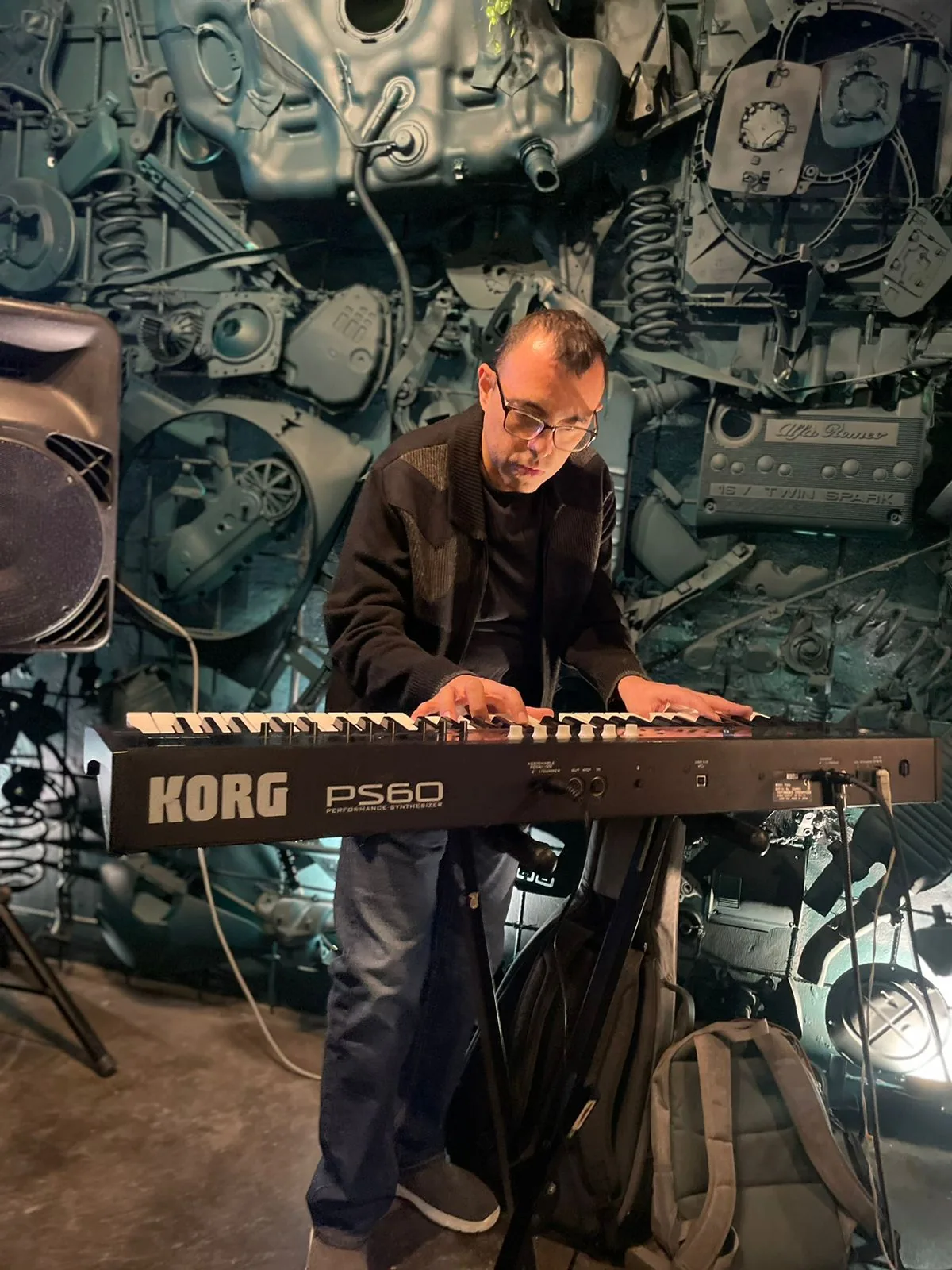 Coke Ponton tocando teclados con Red Corner Blues